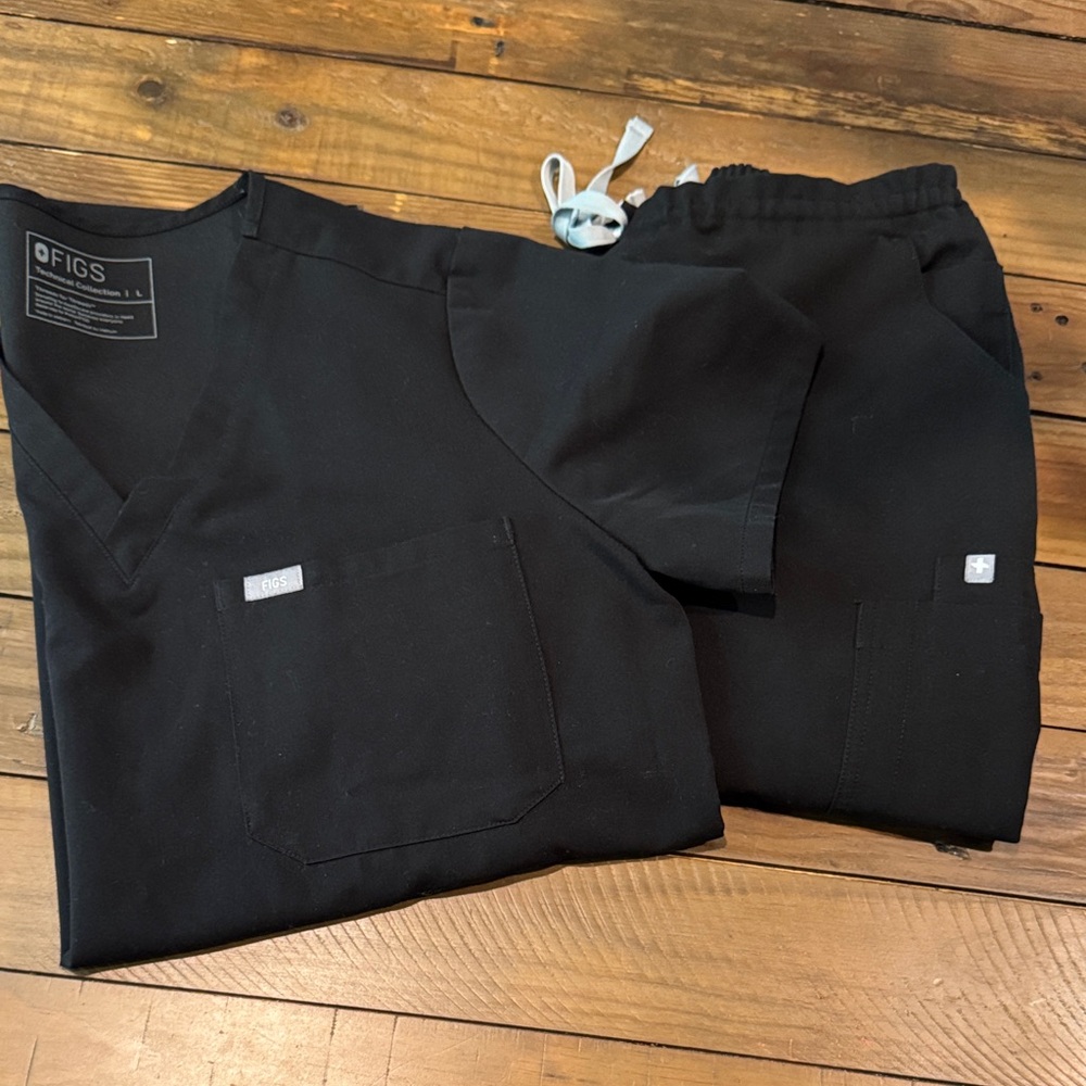 Figs scrub set in black